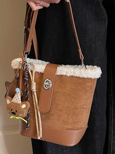 Borsa a secchiello marrone con bordo in ecopelliccia bianca e ciondolo a forma di orso