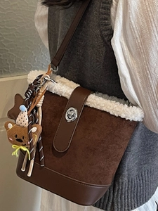 Borsa a secchiello in camoscio marrone con bordo in pile bianco e ciondolo a orsetto