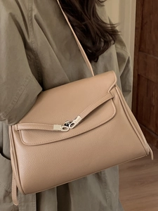 Large vintage camel leather tote bag with metal twist lock and pebbled texture