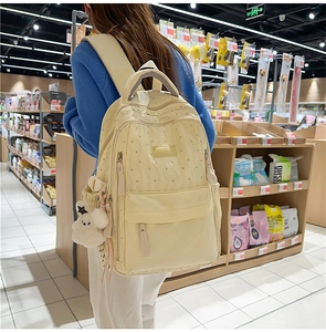 Détail du sac à dos étoilé avec breloque lapin en peluche et poche de rangement
