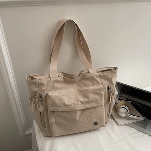 Geräumige beige Tragetasche mit mehreren Taschen und sicherem Reißverschluss