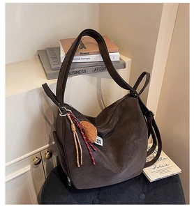 Detailansicht der kaffeebraunen Hobo-Tasche mit Knotendetail und weichem Leder