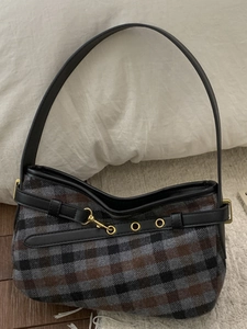 Borsa baguette retrò a quadri con finiture in pelle nera e accenti in oro lucido