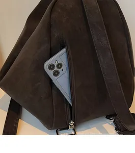Detailansicht einer vertikalen Reißverschlusstasche an einer braunen matten Leder-Tote-Bag