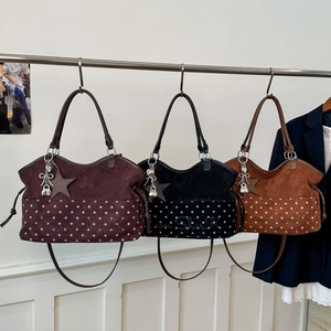 Tre borse tote minimaliste in rosso scuro, nero e caramello con dettagli a pois