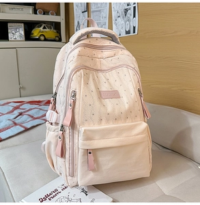 Détail du sac à dos scolaire rose clair avec étoiles et bretelles en maille aérée