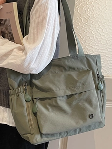 Große salbeigrüne Nylon-Einkaufstasche mit mehreren Taschen und Schultergurt
