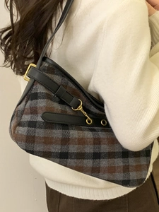 Borsa sottobraccio vintage invernale a quadri con cinturini neri e fibbia dorata