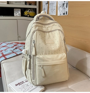 Détail du sac à dos scolaire avec imprimé étoiles montrant les bretelles en mesh respirant