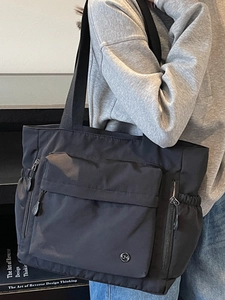 Große schwarze Freizeit-Einkaufstasche mit Multi-Taschen-Design und breiten Trägern
