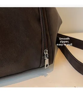 Detailaufnahme des glatten Metallreißverschlusses und der Lederstruktur der Tasche