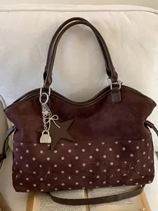Grande borsa tote retrò in pelle scamosciata marrone con pois bianchi e ciondolo