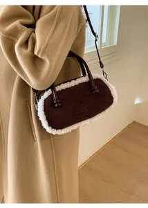 Détail du sac à main en daim marron foncé avec bordure en peau lainée blanche synthétique