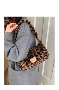 Détail d'un sac à bandoulière en peluche léopard avec broderie ours et texture douce