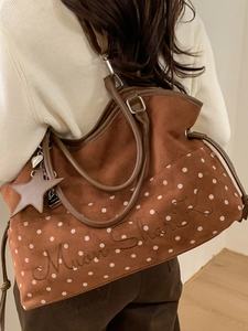 Borsa tote in camoscio marrone a pois con ricamo e ciondolo a stella sulla spalla