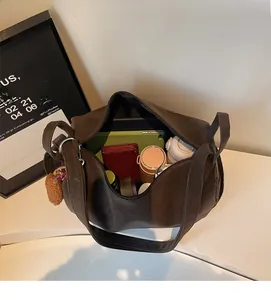 Draufsicht einer großen braunen Ledertasche mit geräumigem Innenraum für Alltagsutensilien