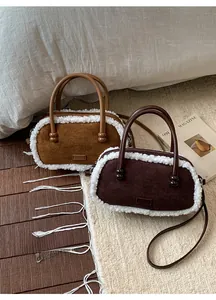 Vue détaillée de sacs bowling rétro en daim marron avec bordures en polaire blanche