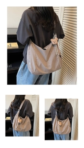 Détail du grand sac cabas en toile taupe avec broderie Midolun et pendentif ours peluche
