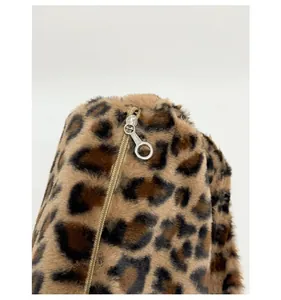 Détail de la fermeture éclair en métal argenté sur sac en peluche douce à motif léopard