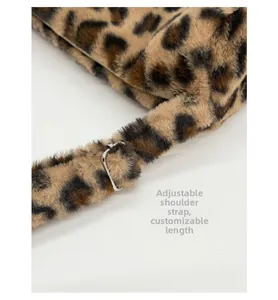 Détail de la bandoulière réglable avec boucle argentée sur sac en peluche léopard