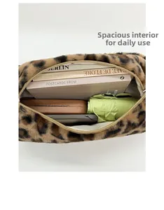 Vue intérieure montrant la grande capacité du sac en peluche léopard avec fermeture éclair