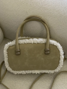 Sac bowling d'hiver 2025 chic en similicuir kaki avec bordures en fausse fourrure blanche