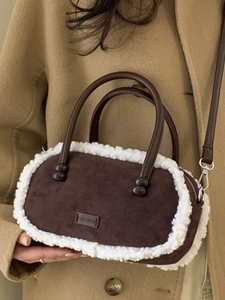 Sac bowling vintage marron avec bordure en similicuir mouton blanc et poignées chic