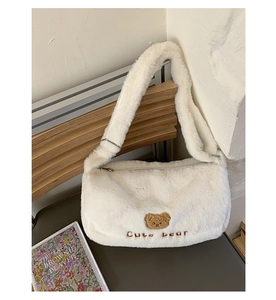 Détail du sac à épaule en peluche blanche avec motif d'ours brun mignon et broderie