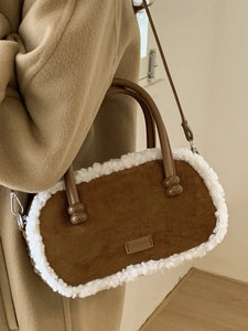 Sac bowling en daim marron avec bordure en peau de mouton synthétique et bandoulière