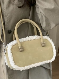 Sac bowling vintage vert avec bordure en fausse fourrure blanche et bandoulière