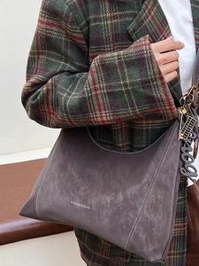 Grand sac hobo rétro en daim gris foncé avec breloques et surpiqûres contrastées