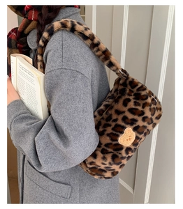 Détail du sac à bandoulière en peluche léopard avec broderie d'ours orange