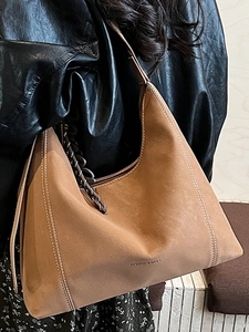 Grand sac cabas en daim caramel avec surpiqûres blanches contrastées porté à l'épaule