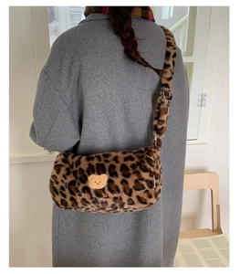 Gros plan d'un sac en peluche léopard avec un patch d'ours mignon et broderie