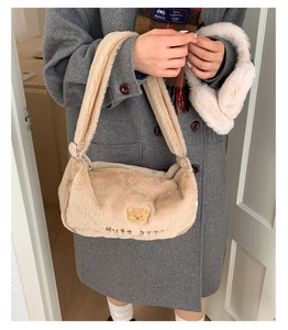 Détail du sac à épaule en fausse fourrure avec broderie ours 3D pour l'hiver