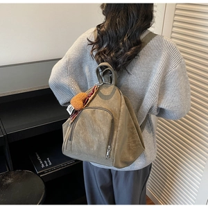 Detailansicht der khakifarbenen Retro-Tasche mit Sternanhängern und Webseilgriff-Details