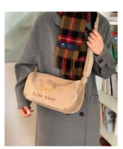 Gros plan d'un sac à bandoulière en peluche avec broderie ours mignon et texte en hiver