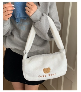 Détail du sac à épaule en peluche blanche avec broderie d'ours mignon et texture en fausse fourrure