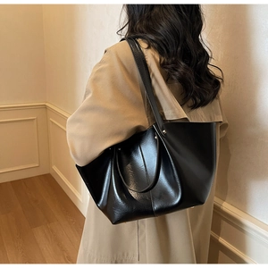 Modische schwarze glänzende Tragetasche mit Trenchcoat für hochwertiges Freizeit-Pendeln