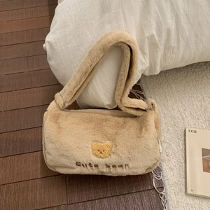 Détail du sac bandoulière en fausse fourrure beige avec broderie d'ours et boucle de sangle