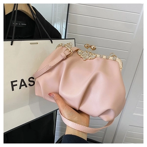 Détail du sac nuage plissé rose avec cadre doré et fermoir scintillant en cristal