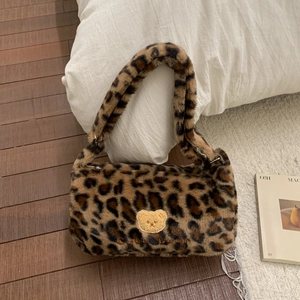 Détail du sac en peluche léopard avec broderie ours en peluche mignonne sur le tissu
