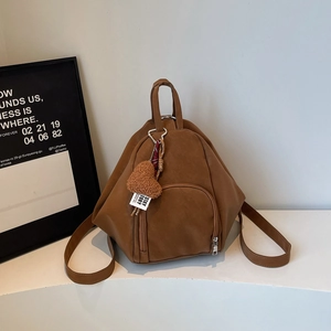 Détail du sac à dos vintage en cuir PU marron avec pendentif cœur et poche avant