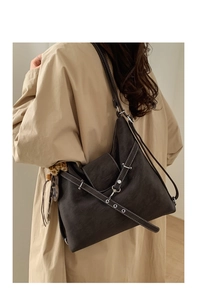 Détail du grand sac cabas marron avec surpiqûres blanches et bandoulière à œillets