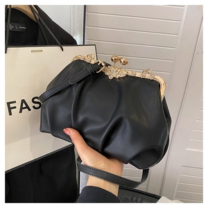 Détail du sac nuage plissé noir avec cadre métallique et ornements floraux en cristal
