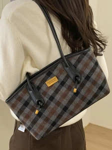 Sac cabas à carreaux classique avec plaque dorée et bandoulière en cuir noir