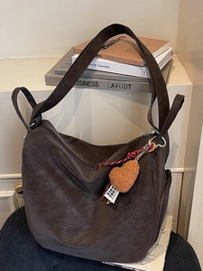 Cabas en Cuir PU Rétro Grande Capacité pour Femmes Vintage Minimaliste Urbain Sac à Épaule Avec Pendentif Coeur en Peluche