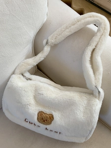 Sac à épaule en peluche blanche avec broderie ours et bandoulière douce en fourrure