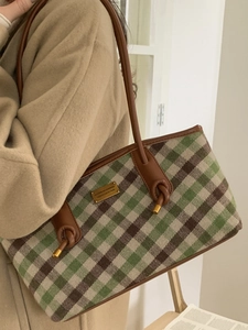 Sac cabas rétro à carreaux verts avec lanières en cuir marron et plaque dorée chic