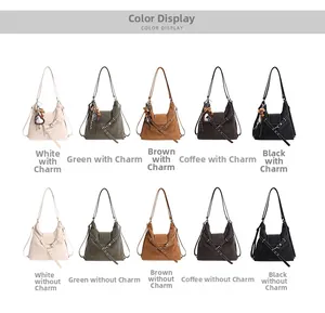Nuancier de sacs cabas vintage en blanc vert et noir avec des charmants pendentifs